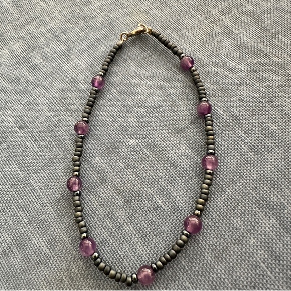 Amethyst gemstone bracelet with black seed beads. Delicate and feminine. - Picture 3 of 4